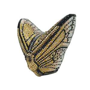 Dettaglio ravvicinato di una lussuosa pochette a farfalla con strass e cristalli scintillanti