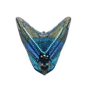 Squisito primo piano di una pochette da sera a forma di farfalla con cristalli blu