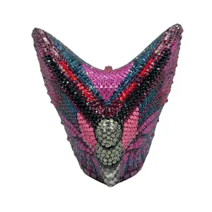 Vista dettagliata della pochette a farfalla di lusso con cristalli e strass colorati