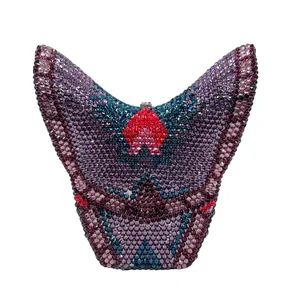 Vista frontale di una borsa pochette a farfalla di lusso con cristalli viola e rossi.