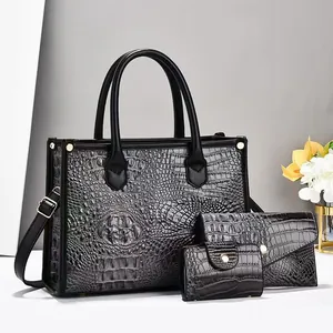 Detailansicht graues Handtaschen-Set mit Krokodilprägung, Clutch und Kartenhalter