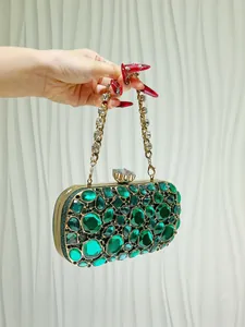 Dettaglio della borsa da sera di lusso con strass verdi e una catena dorata