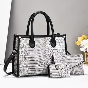 Detailansicht silbernes 3er-Set Handtaschen mit Kroko-Prägung und schwarzen Griffen