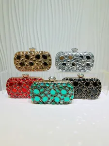 Dettaglio di eleganti pochette da sera con cristalli lucenti in vari colori assortiti.