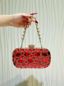 Primo piano della lussuosa pochette da sera con pietre rosse e manico in cristallo