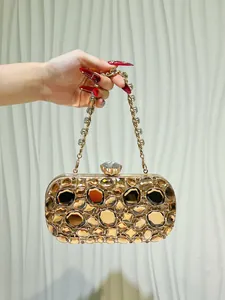Elegante pochette dorata con pietre d'ambra scintillanti e chiusura in cristallo lusso