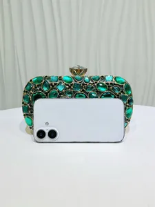Elegante pochette da sera con strass verde smeraldo e smartphone per riferimento taglia.
