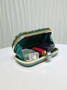 Vista interna della pochette verde glitterata che mostra la capacità di contenimento.
