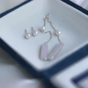 Natürliches Perlen Ohrringe Set mit minimalistischen runden Ohrsteckern und eleganten Quasten.