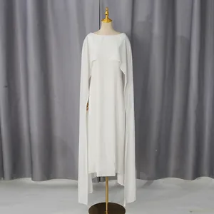 Gedetailleerd overzicht van een elegante witte avondjurk met cape-ontwerp en mouwloze snit