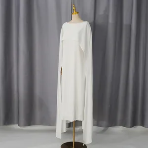 Elegante witte avondjurk met een verfijnd cape-ontwerp op een etalagepop getoond