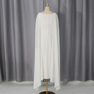 Gedetailleerd achteraanzicht van een elegante witte mouwloze avondjurk met cape-stijl