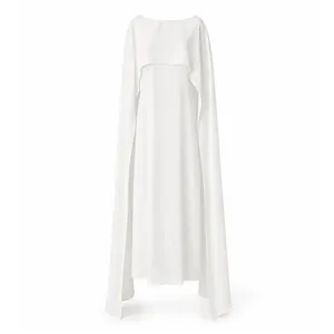 Elegante witte mouwloze avondjurk met een vloeiende cape-overlay voor een formele look.