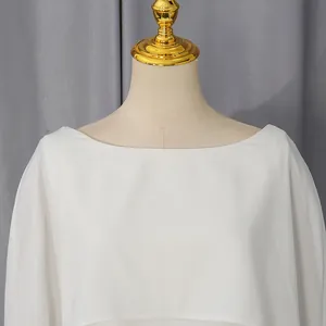 Close-up van elegante witte avondjurk met boothals en transparante chiffon mouwen