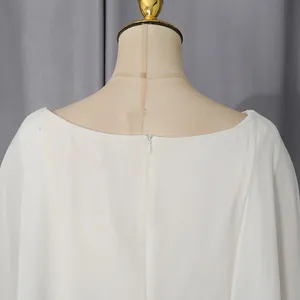 Detail van de achterkant van een elegante witte avondjurk met verborgen rits