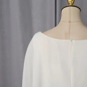 Detailweergave van de achterkant van een elegante witte avondjurk met verborgen rits