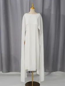 Elegante witte mouwloze avondjurk met cape-ontwerp en een lange zwierige rok