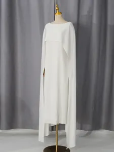 Elegante witte avondjurk met cape-ontwerp mouwloze lange jurk voor dames op een paspop