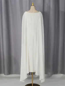 Elegante witte mouwloze avondjurk met vloerlange cape rugzijde