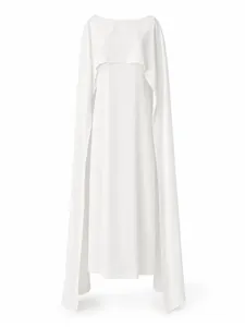 Elegante witte avondjurk tot op de grond met een minimalistische soepele cape-overlay