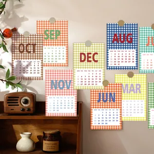 Detailweergave van retro geruite kalenderkaarten 2027 op een slaapkamermuur