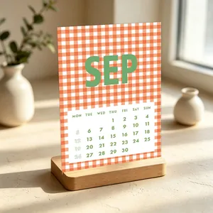Detailweergave van een vintage oranje gingham kalenderkaart op een houten standaard