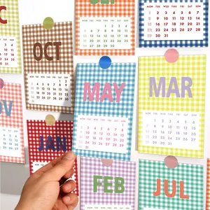 Detailweergave van vintage gingham kalenderkaarten 2027 voor esthetische wanddecoratie
