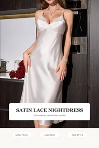 Detailansicht eines weißen Satin-Nachthemds mit Spitze und Camisole-Trägern.
