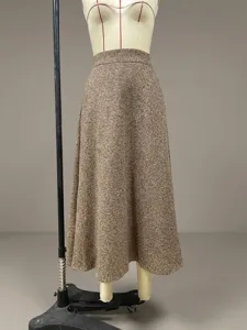 Gonna midi svasata a vita alta in misto lana marrone per l'inverno su un manichino