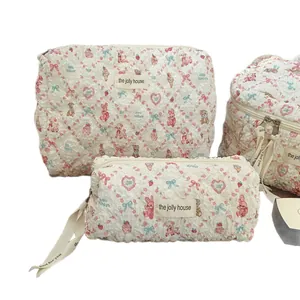 Niedliches gestepptes Kosmetiktaschen-Set mit Bären- und Hasenmustern für die Reise