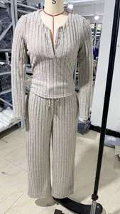 Vorderansicht eines grauen, gerippten Strick-Loungewear-Sets auf einer Schaufensterpuppe