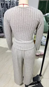 Detaillierte Rückansicht eines grauen, gerippten Stricksets aus zwei Teilen für Damen