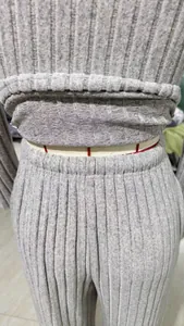 Detailansicht der elastischen Taille eines grauen Loungewear-Sets aus Rippstrick