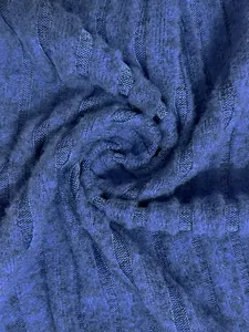 Vista macro dettagliata della texture del tessuto in maglia a coste blu dell'abito.