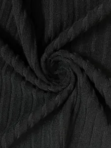 Dettaglio macro della texture del tessuto a coste nero per abito a manica lunga