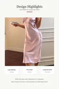 Detalle de la textura del camisón de satén rosa con escote de encaje y tiras