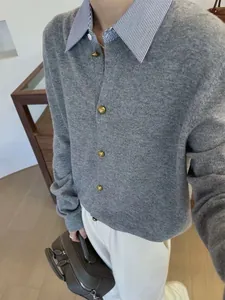 Dettaglio del cardigan grigio in maglia con colletto a righe blu, design finto due pezzi