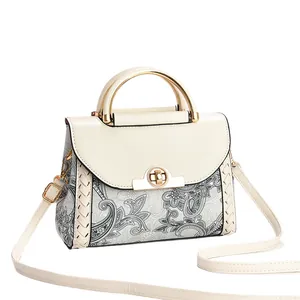 Bolso de mano elegante blanco crema con estampado paisley y asa de metal dorado para mujer