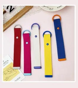 Bunte DIY Gurtband Schlüsselanhänger Detailansicht mit robustem Stoffgewebe und stabilen Metallringen.
