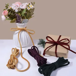 Detalle de cuerda redonda de terciopelo, hilo suave de punto para lazos DIY y accesorios.