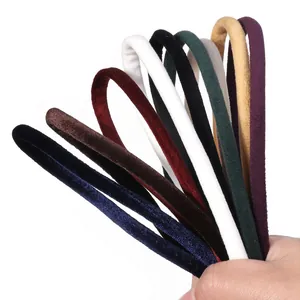 Primer plano detallado de diademas de terciopelo multicolor con varias opciones de tela.