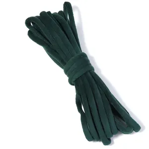 Primer plano de cordón de terciopelo verde oscuro, textura suave para accesorios de manualidades.