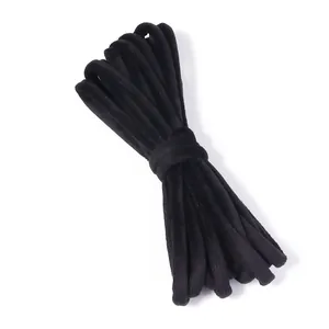 Primer plano de cordón redondo de terciopelo negro, ideal para accesorios de cabello DIY.