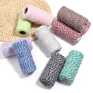 Rotoli di corda di cotone bicolore colorati per confezioni regalo, artigianato e decorazione.