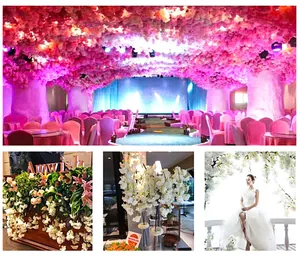 Künstliche Blumenarrangements und Kirschblüten für Hochzeits- und Eventdekoration.