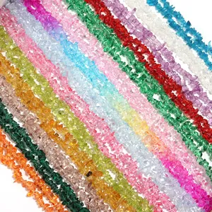 Gedetailleerd overzicht van kleurrijke onregelmatige kristalkraaltjes, perfect voor DIY armbanden.