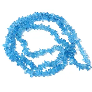 Detailopname van blauwe kristallen chipkralen met onregelmatige vormen voor doe-het-zelf sieraden