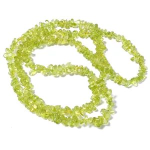 Gedetailleerd aanzicht van onregelmatige groene kristallen chips voor het maken van sieraden.