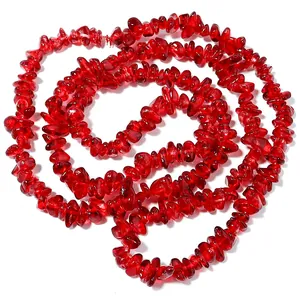 Detailopname van rode onregelmatige kristallen kraalfragmenten, perfect voor DIY sieraden maken.