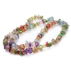 Detailopname van kleurrijke onregelmatige kristalschilfers, ideaal voor DIY sieraden maken.